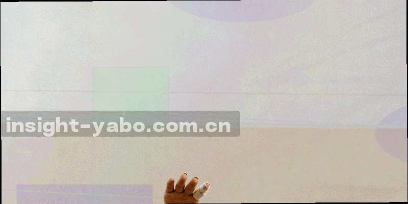 抽象的锁头与数据点阵，象征数据加密保护